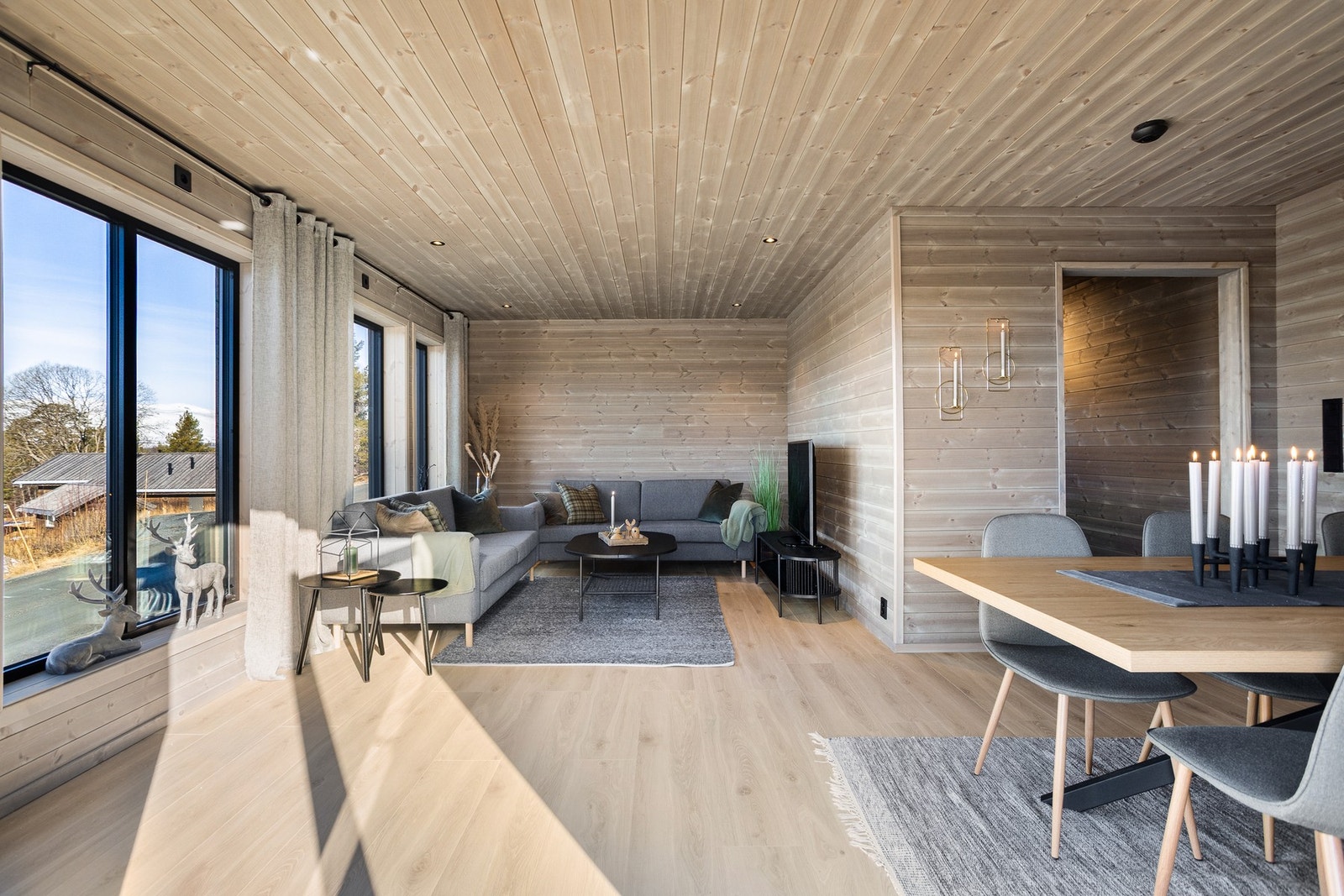 Lune overflater, med beiset panel på vegg og i himling Galleribilde