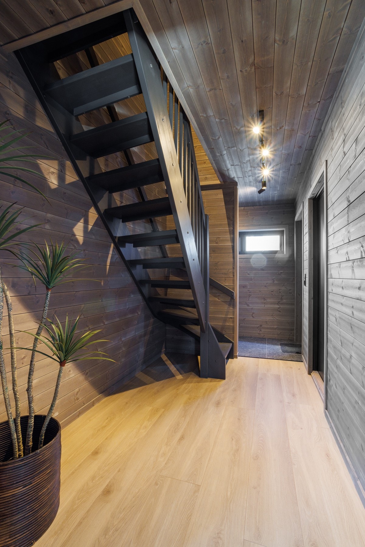 Entré og gang med trapp opp til 2.etasje Galleribilde