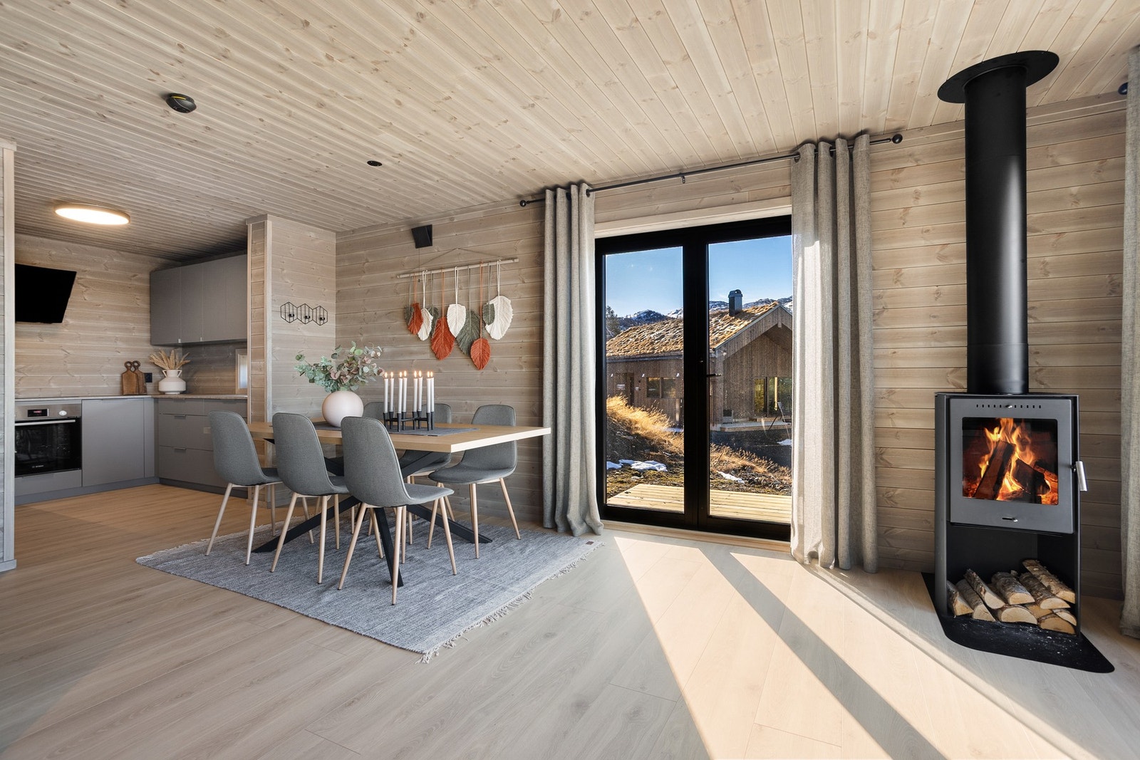 Svært innbydende og lekkert kjøkken med innredning med moderne glatte fronter Galleribilde