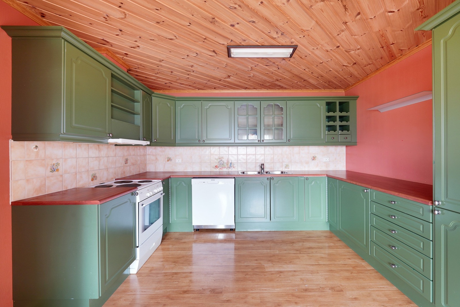 Praktisk kjøkken med god benkeplass. Galleribilde