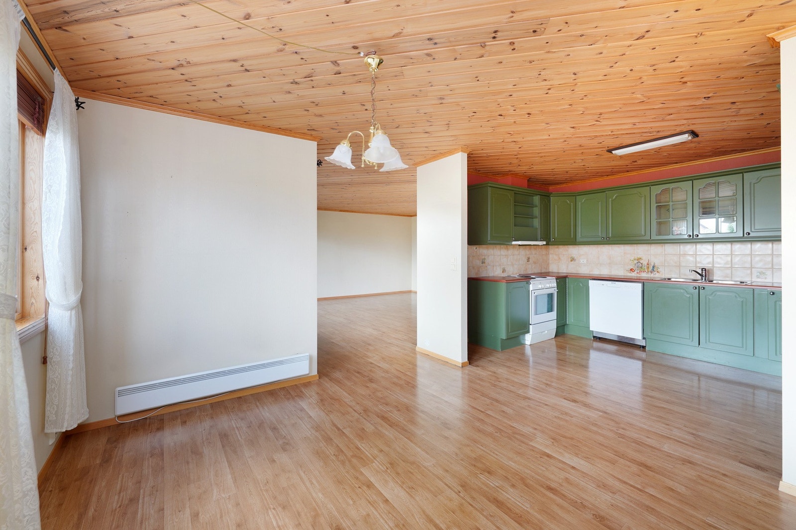 Egen spiseområde mellom kjøkkenet og stuen. Galleribilde