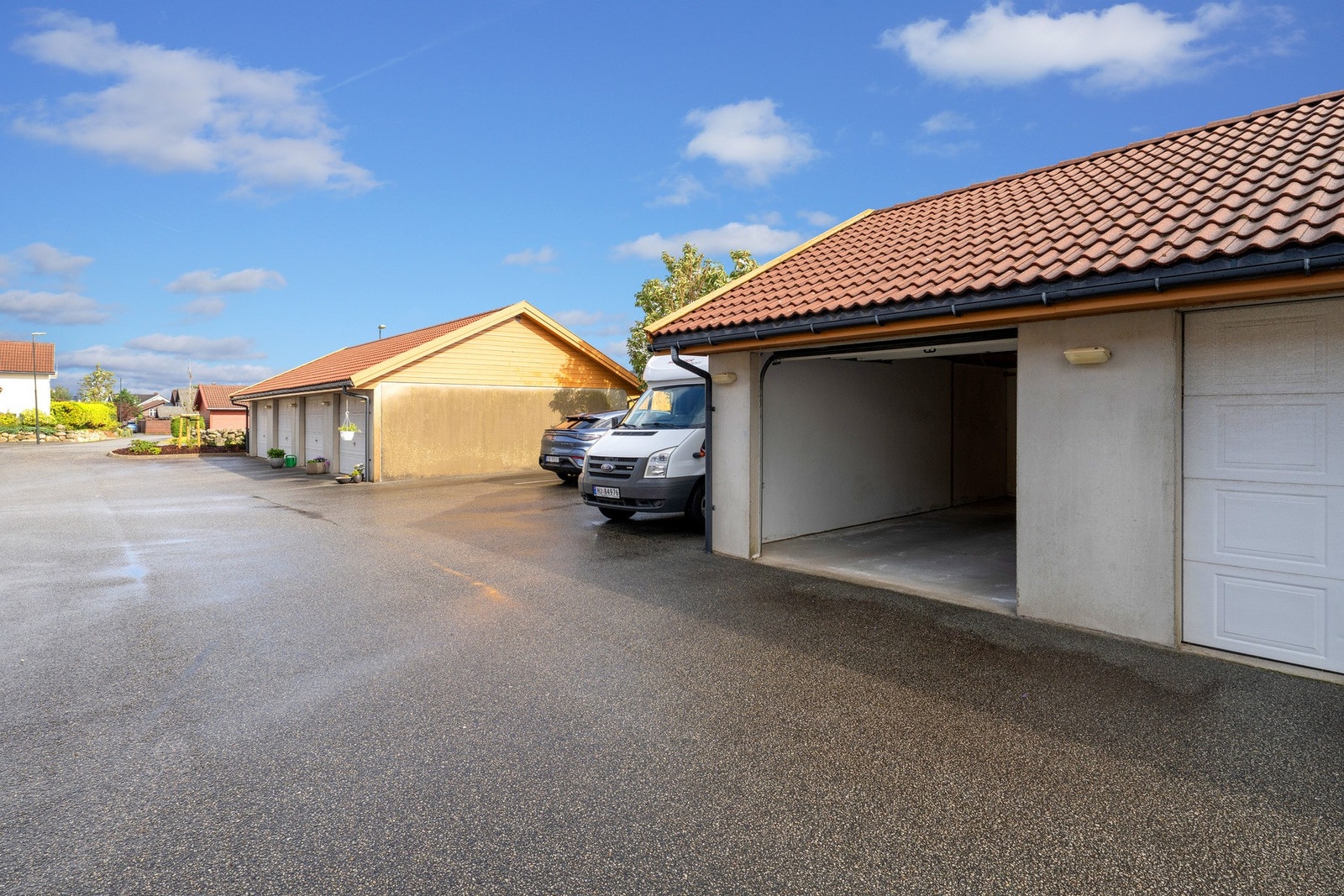 Parkering i egen garasje Galleribilde