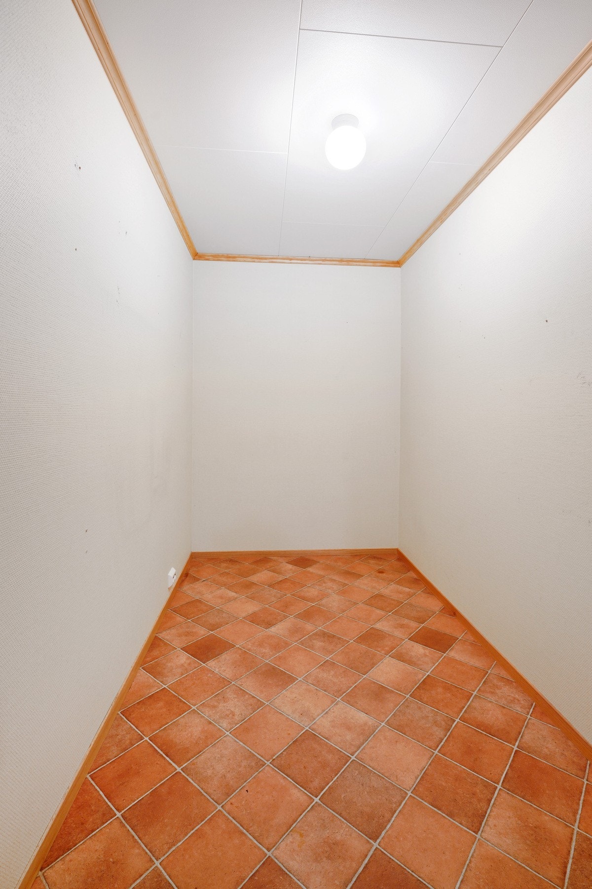 Innvendig bod med mye skapplass Galleribilde