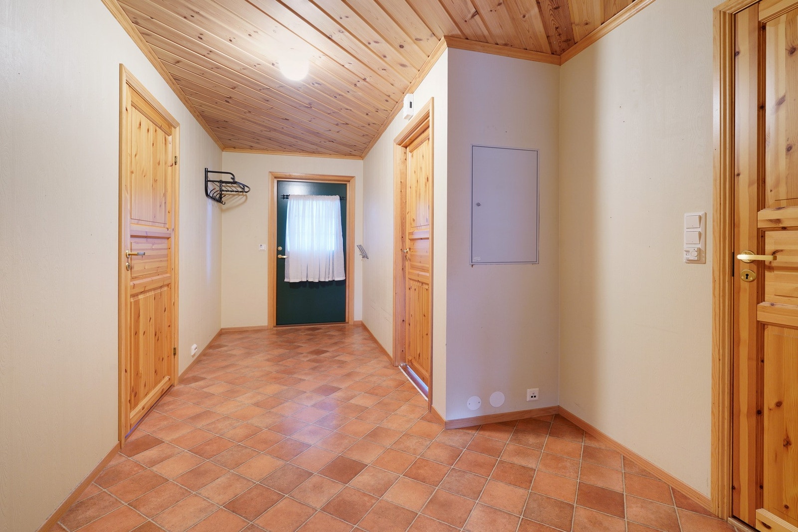 Flisbelagt gang. Galleribilde