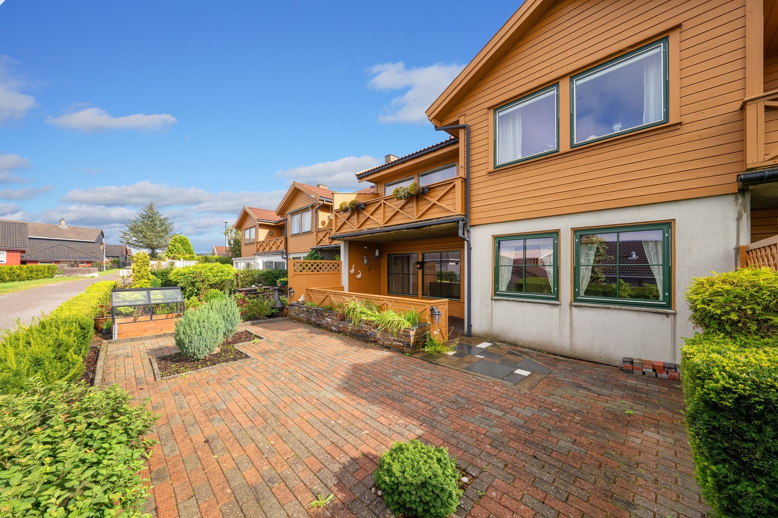 Flott solrik terrasse og uteområde. Galleribilde