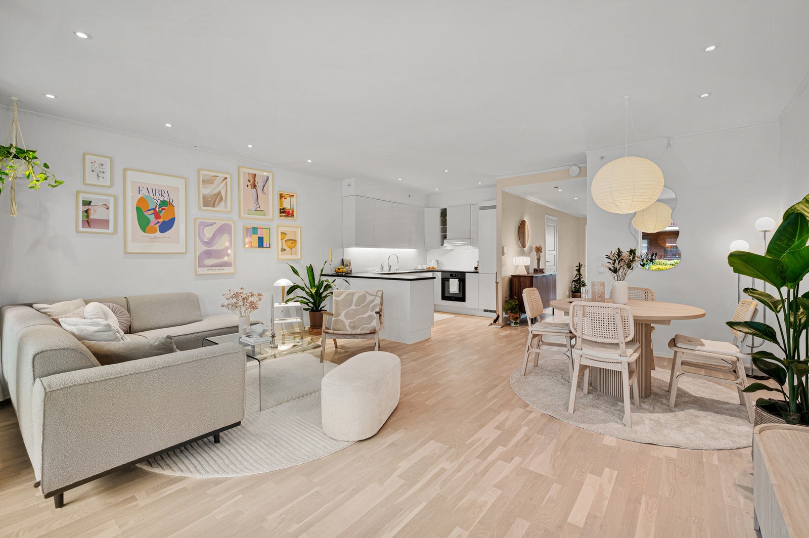 Delikat stue med god plass til sofagruppe og spisebord. Galleribilde