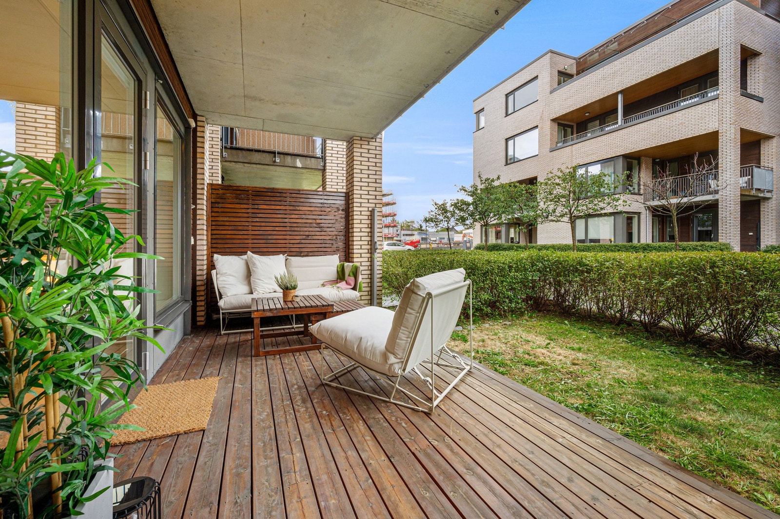 Stor terrasse med ekstra hageflekk. Galleribilde