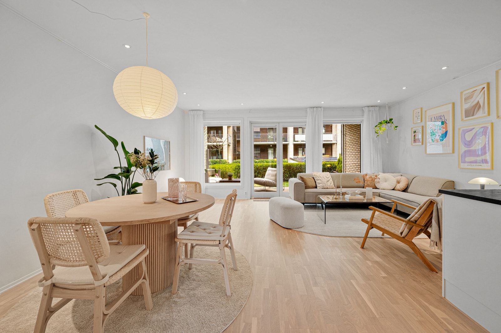 Leiligheten er fra 2014 og har store oppholdsrom som er enkle å innrede. Galleribilde
