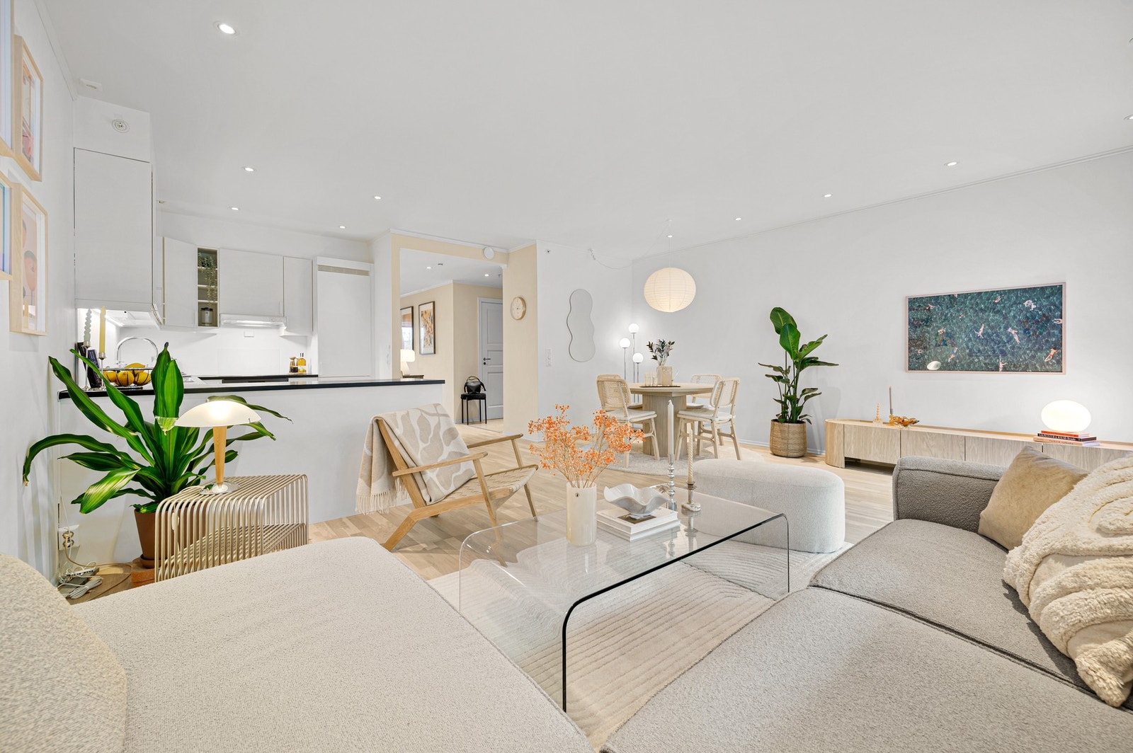 Det er en gjennomført og moderne planløsning med åpen løsning mellom stue og kjøkken. Galleribilde