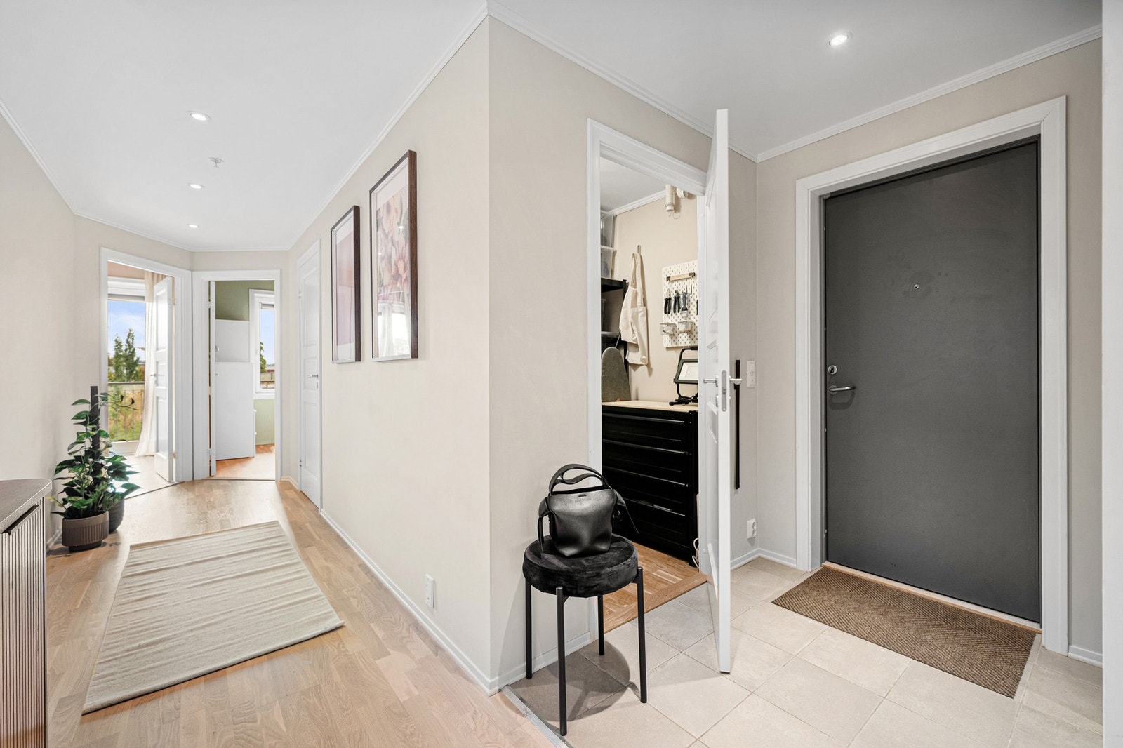 Innbydende entrè med gode oppbevaringsmuligheter. Galleribilde