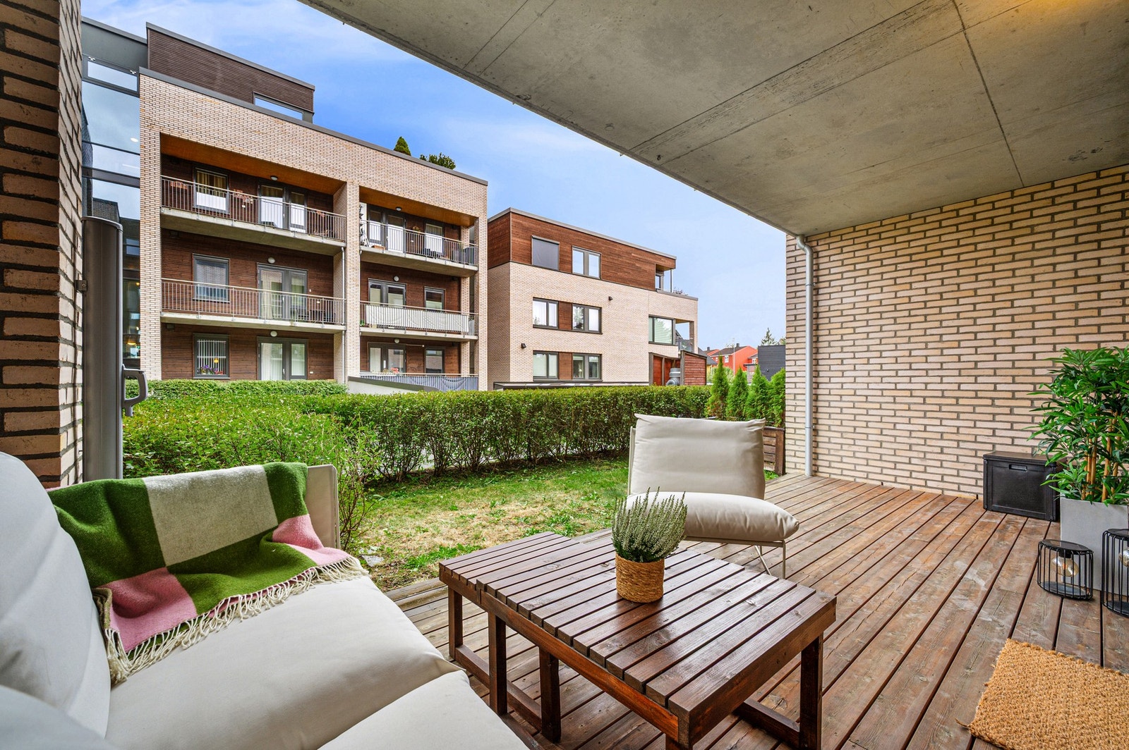 Flott terrasse som er ypperlig å benytte på sommerhalvåret. Galleribilde