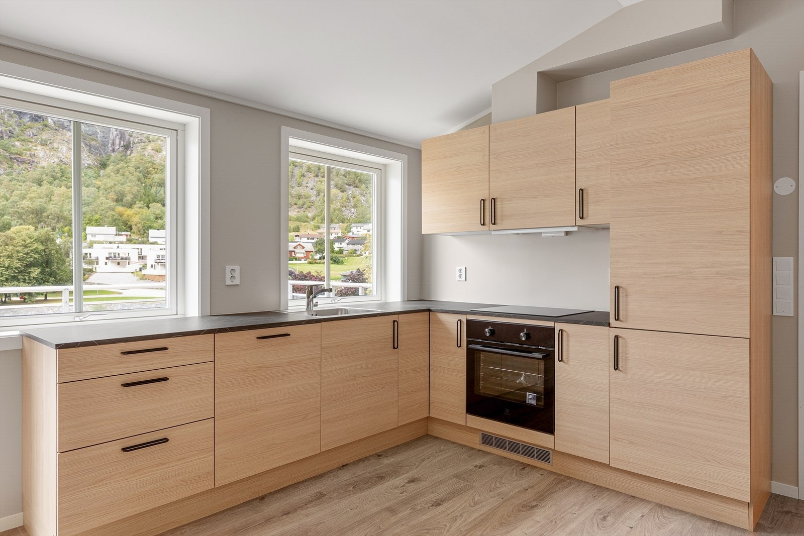 Kjøkken av typen Aubo Unik med laminat benkeplate inkl kvitevarer frå ELUX eller tilsv som kombiskap, steikeovn, platetopp og oppvaskmaskin. Galleribilde