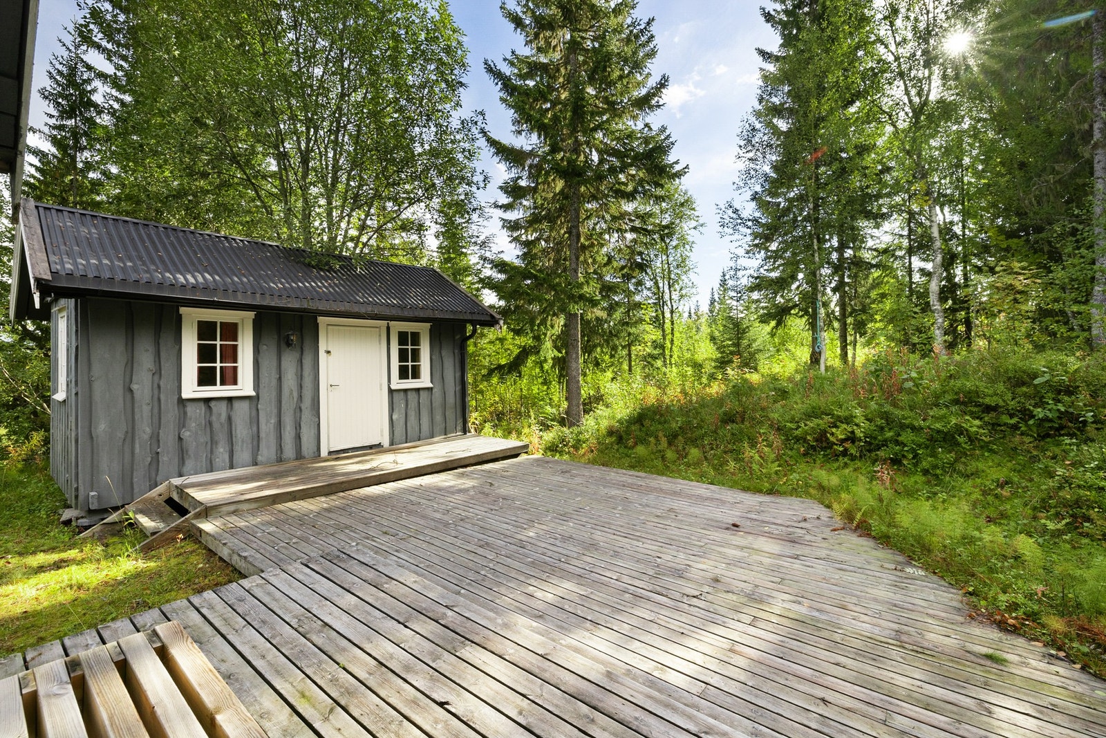 Praktisk uthus med plass til det som hører hyttelivet til Galleribilde