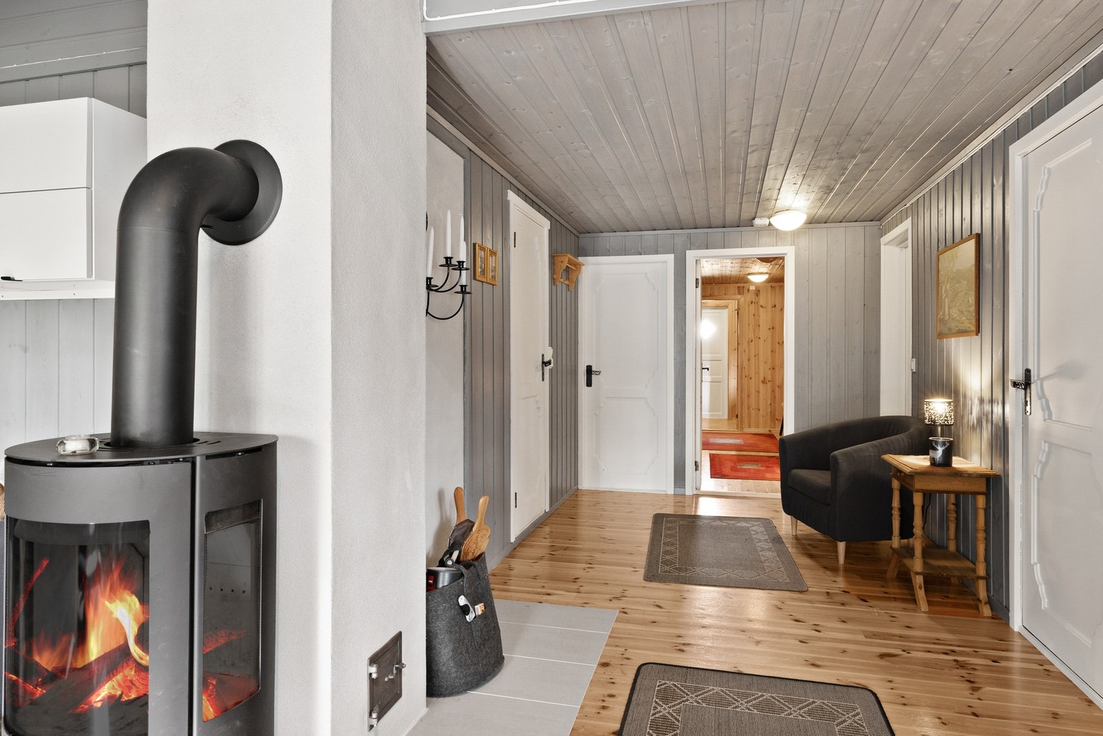 Hovedplanet består av vindfang, gang, 3 soverom, stue/kjøkken, bad, badstue og bod Galleribilde