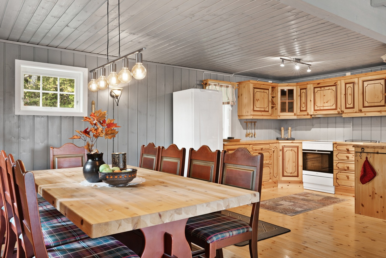 Åpen løsning mellom stue og kjøkken gir god flyt og romfølelse Galleribilde