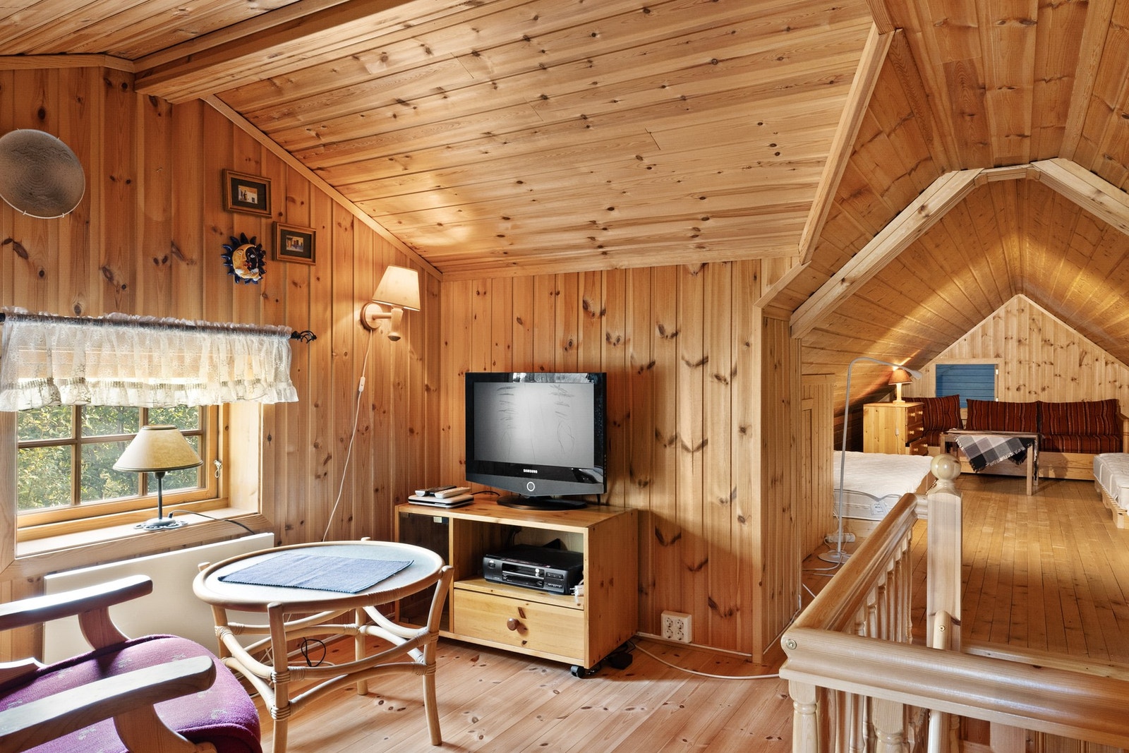 Loftet er innredet med TV-stue og 2 soverom Galleribilde