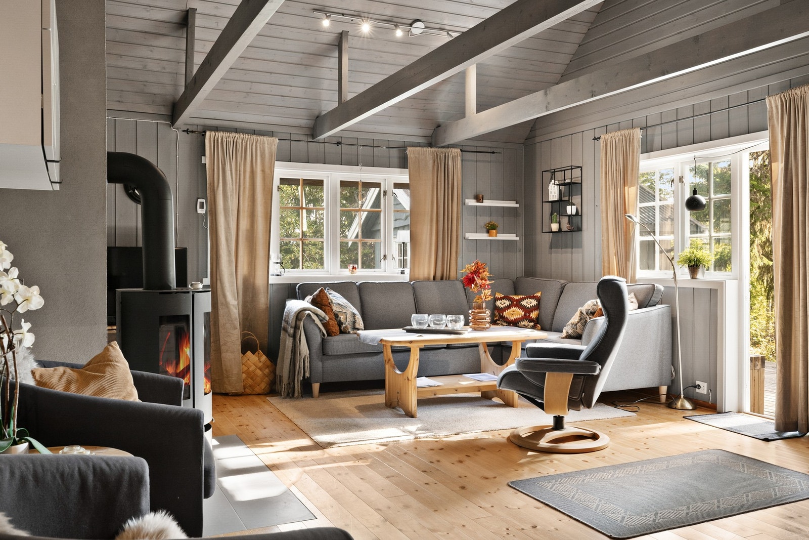 Stuen har høy himling og rikelig plass til hygge og samvær Galleribilde