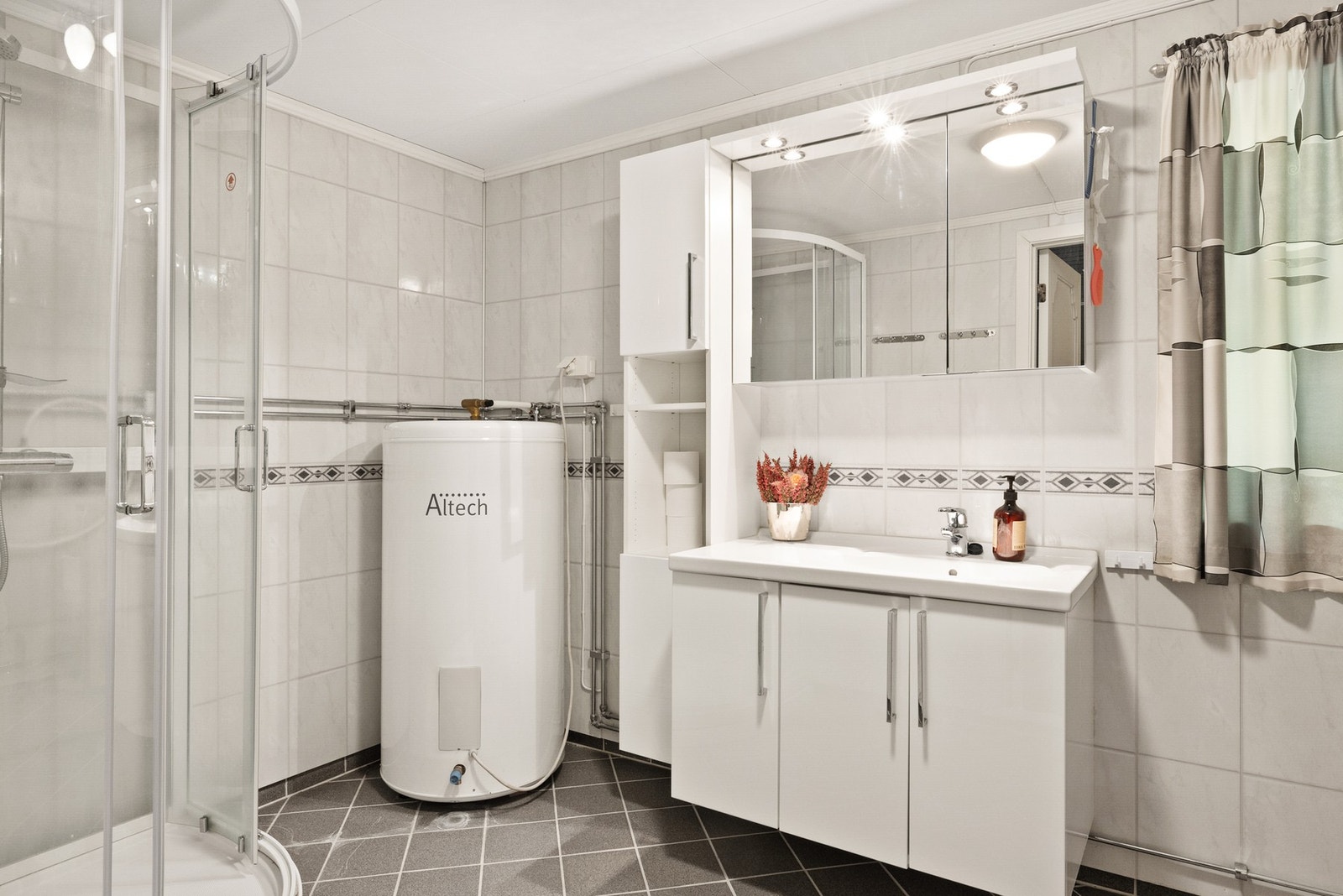 Pent bad med flislagt gulv og vegger med baderomsplater Galleribilde