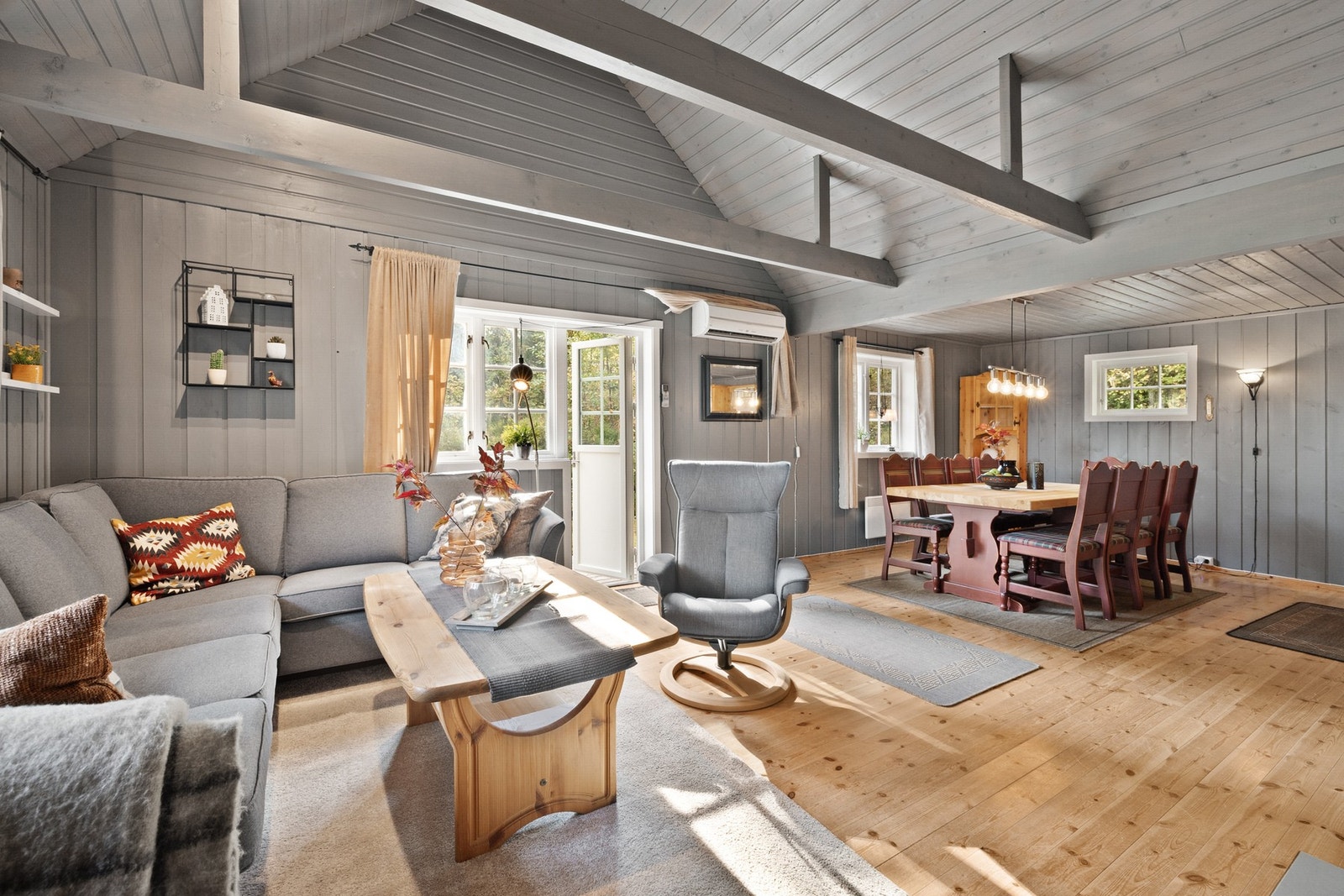 Stue med lun atmosfære og tradisjonell hyttekos Galleribilde