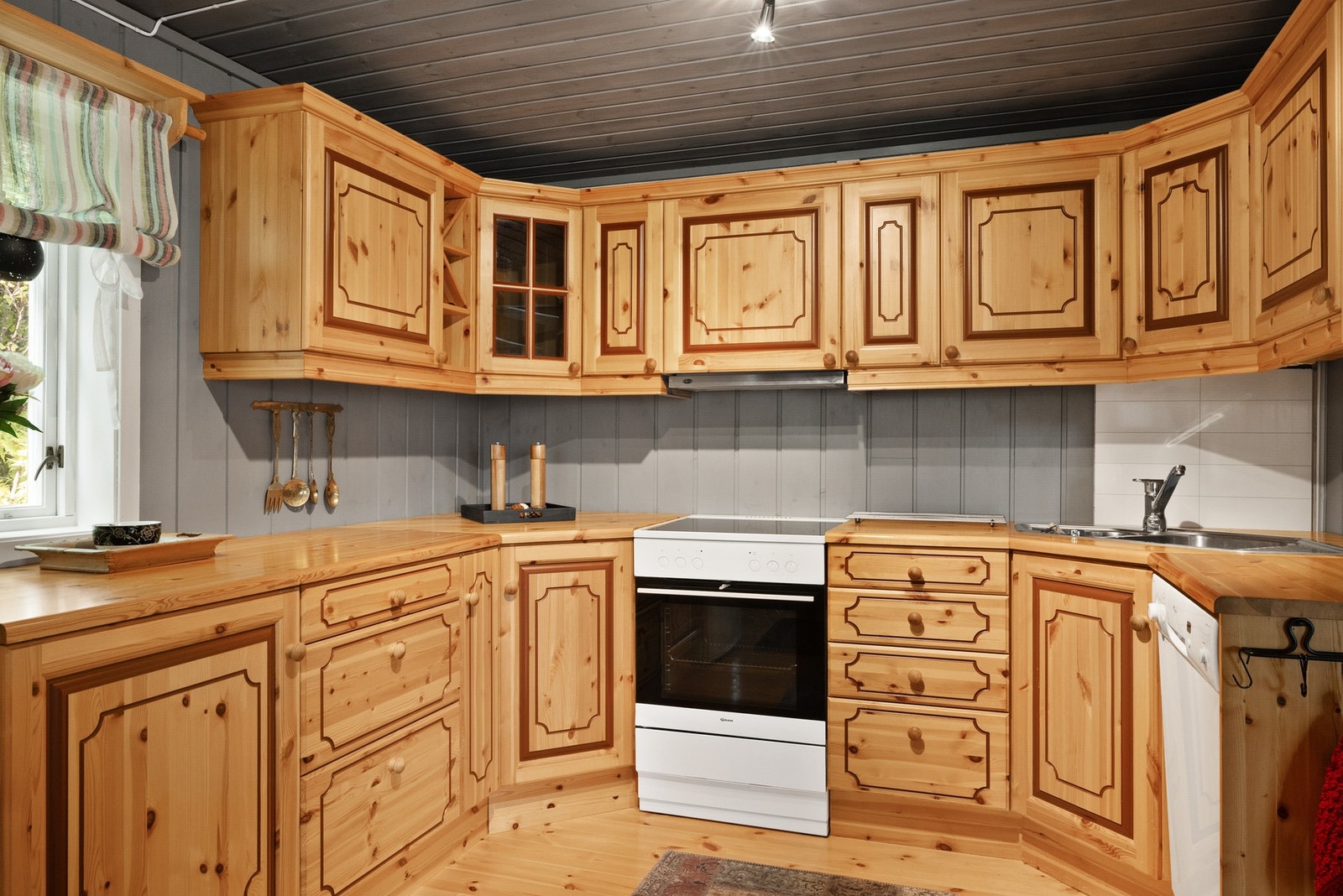 Tradisjonelt hyttekjøkken med profilerte heltrefronter Galleribilde