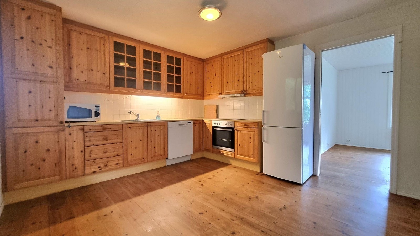 Kjøkkenet har godt med benk og skapplass Galleribilde