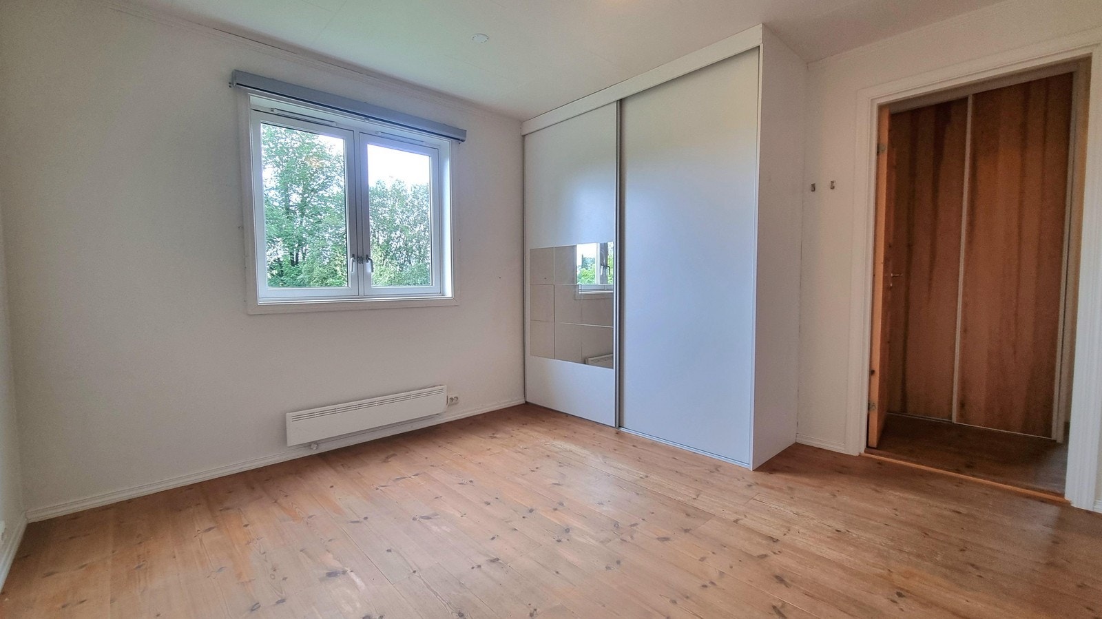 Soverommet i 1 etg. Innredet med skyvedørsgarderobe Galleribilde