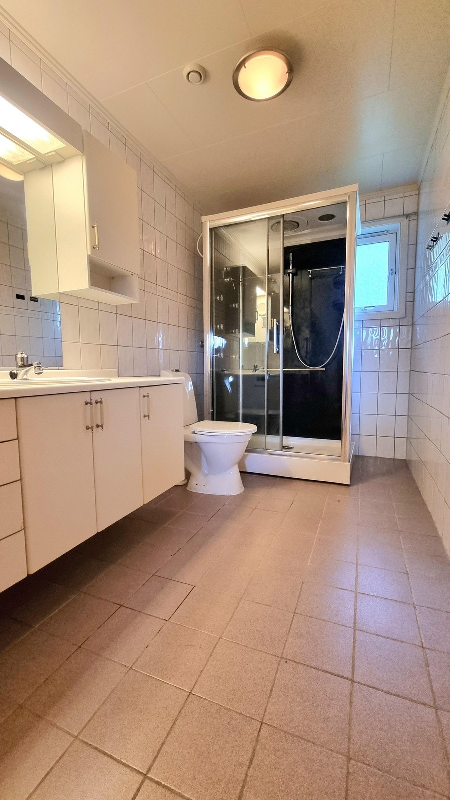 Flislagt bad med varme i gulv Galleribilde