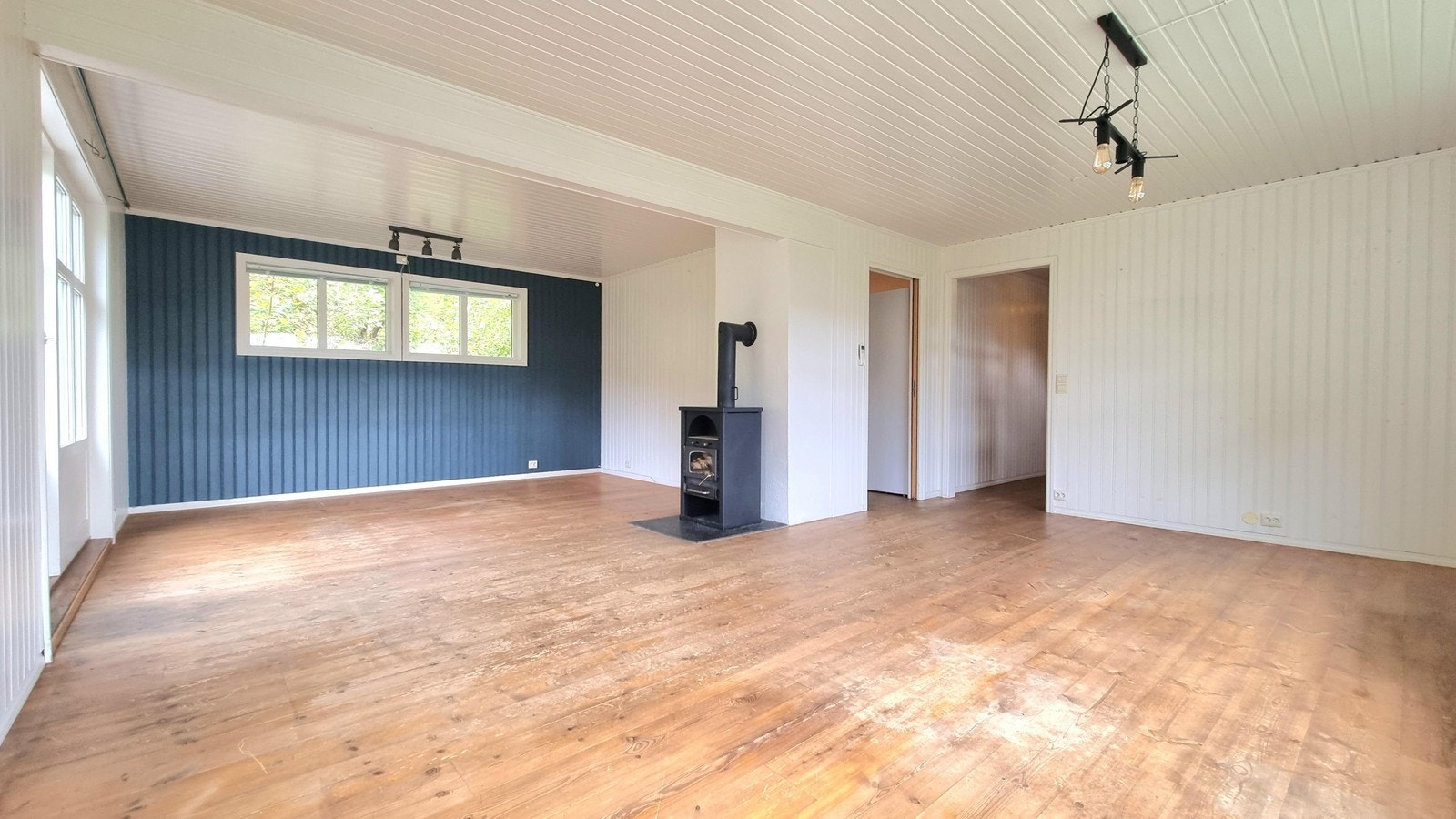 Romslig stue med mange møbleringsmuligheter Galleribilde