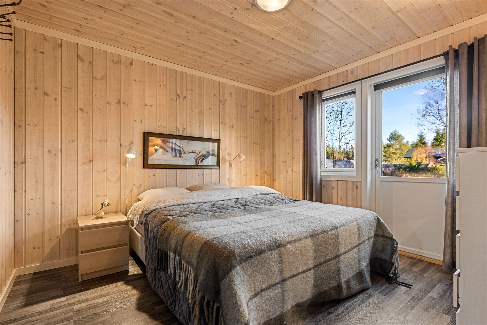 Hovedsoverom med dobbeltseng og utgang til terrasse Galleribilde