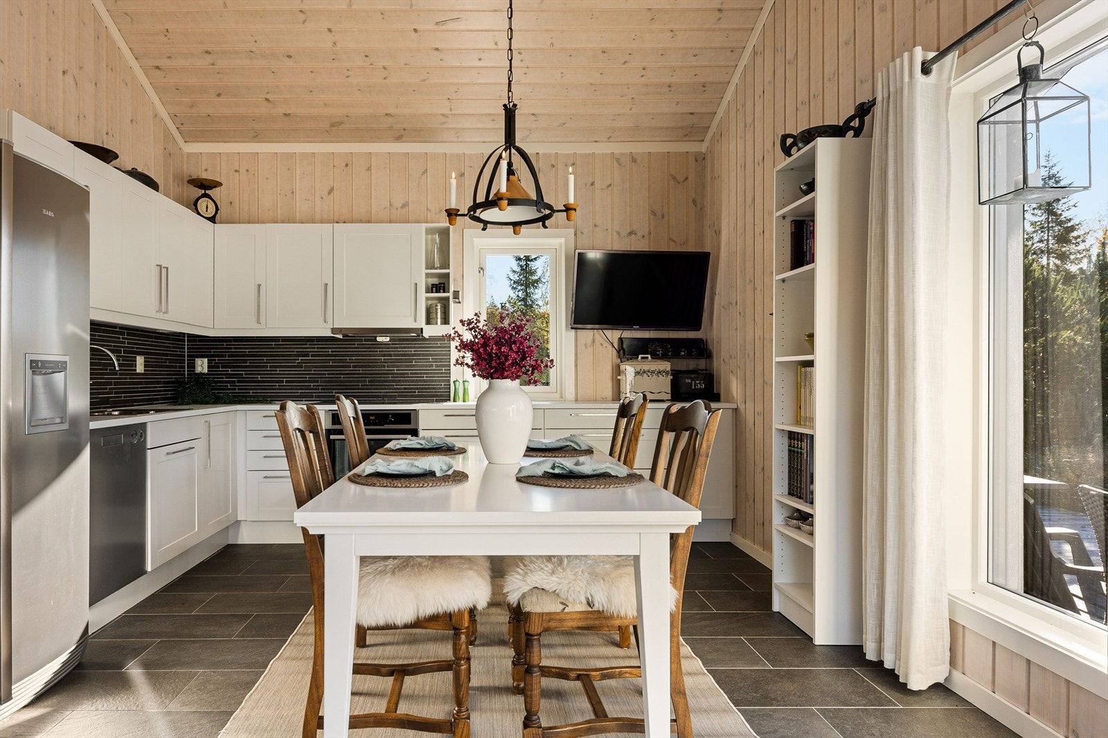 Sigdal kjøkken med integrerte hvitevarer som kjøleskap, fryseskap, oppvaskmaskin, induksjonstopp og stekeovn. Galleribilde