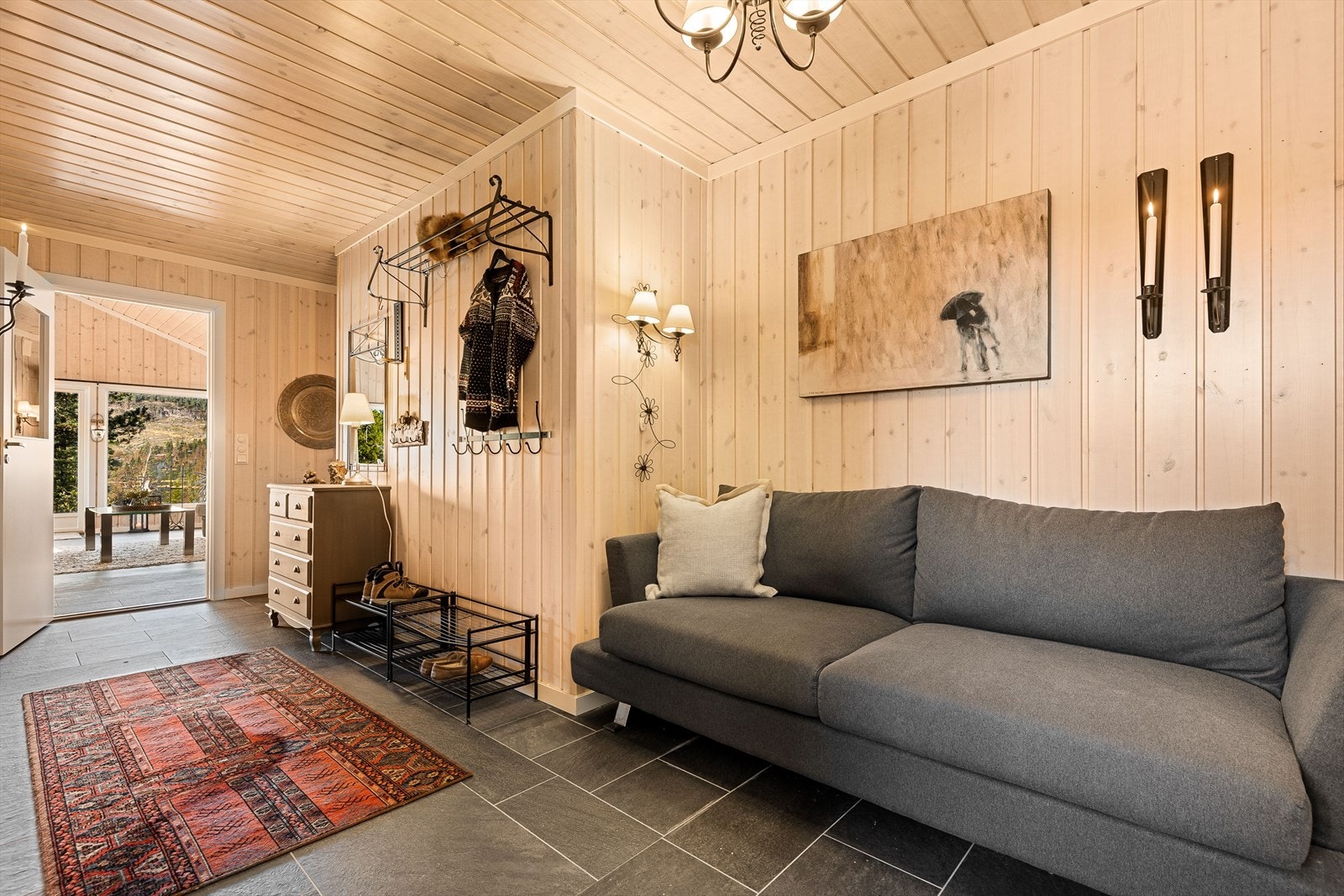 Lys og praktisk entré med plass til hele familien og gjester Galleribilde