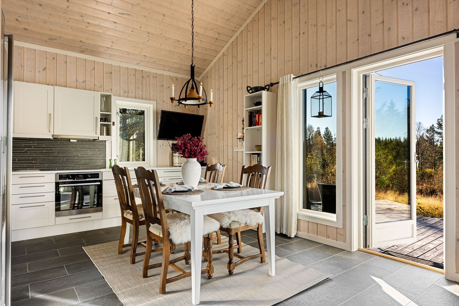 Sigdal kjøkken med integrerte hvitevarer som kjøleskap, fryseskap, oppvaskmaskin, induksjonstopp og stekeovn. Galleribilde