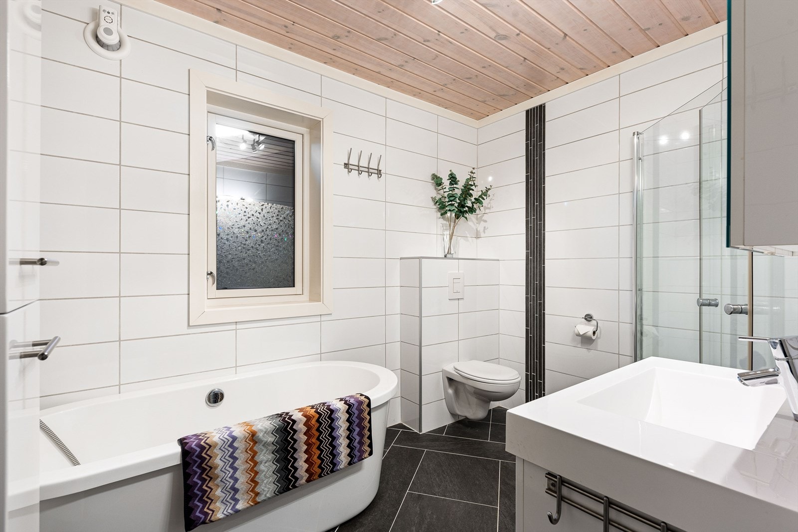 Delikat bad med dusjhjørne, badekar og moderne innredning Galleribilde