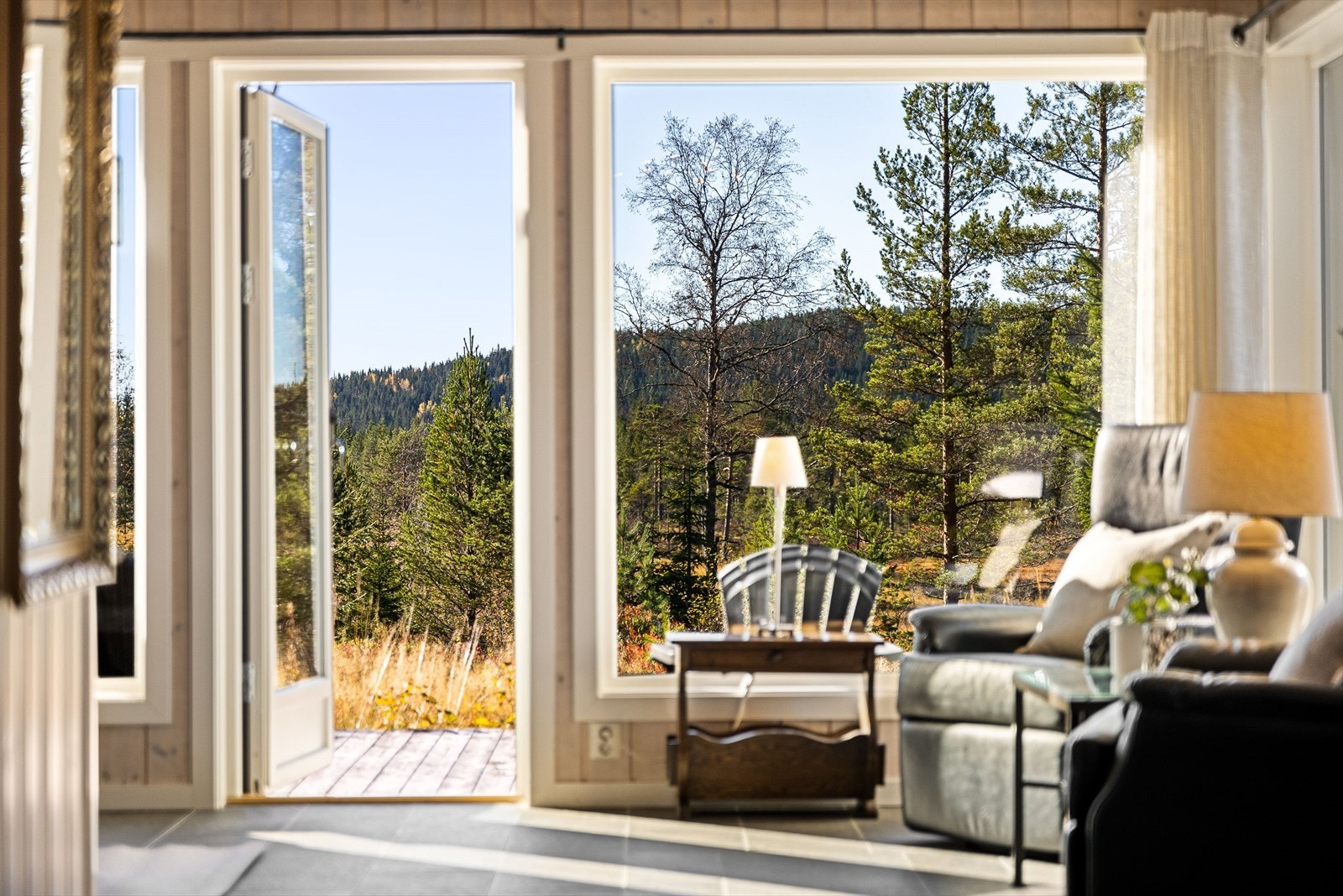 Utgang til terrassen ved kjøkkenet Galleribilde