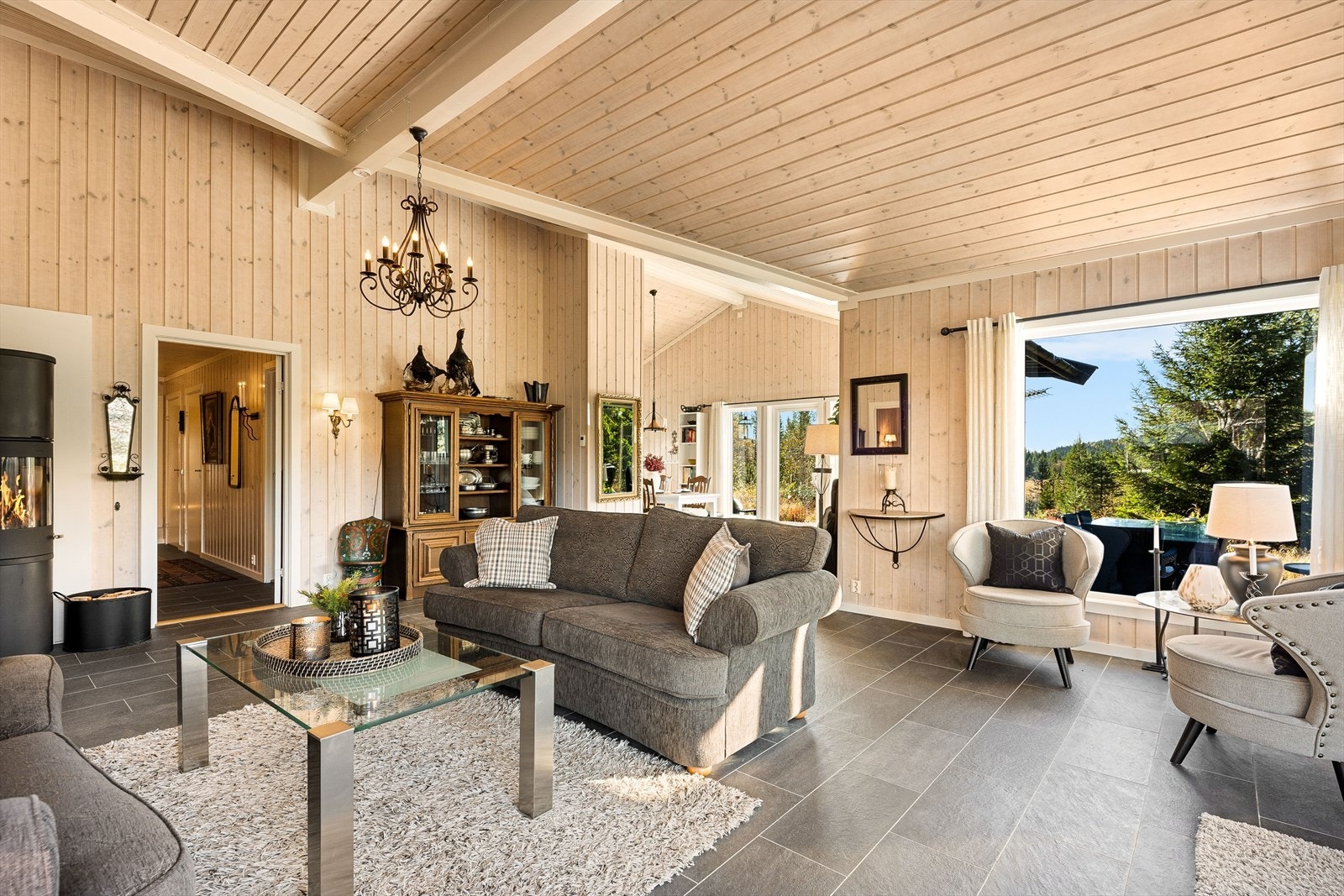 Luftige rom med store vindusflater som gir en herlig følelse av å ha naturen tett på Galleribilde