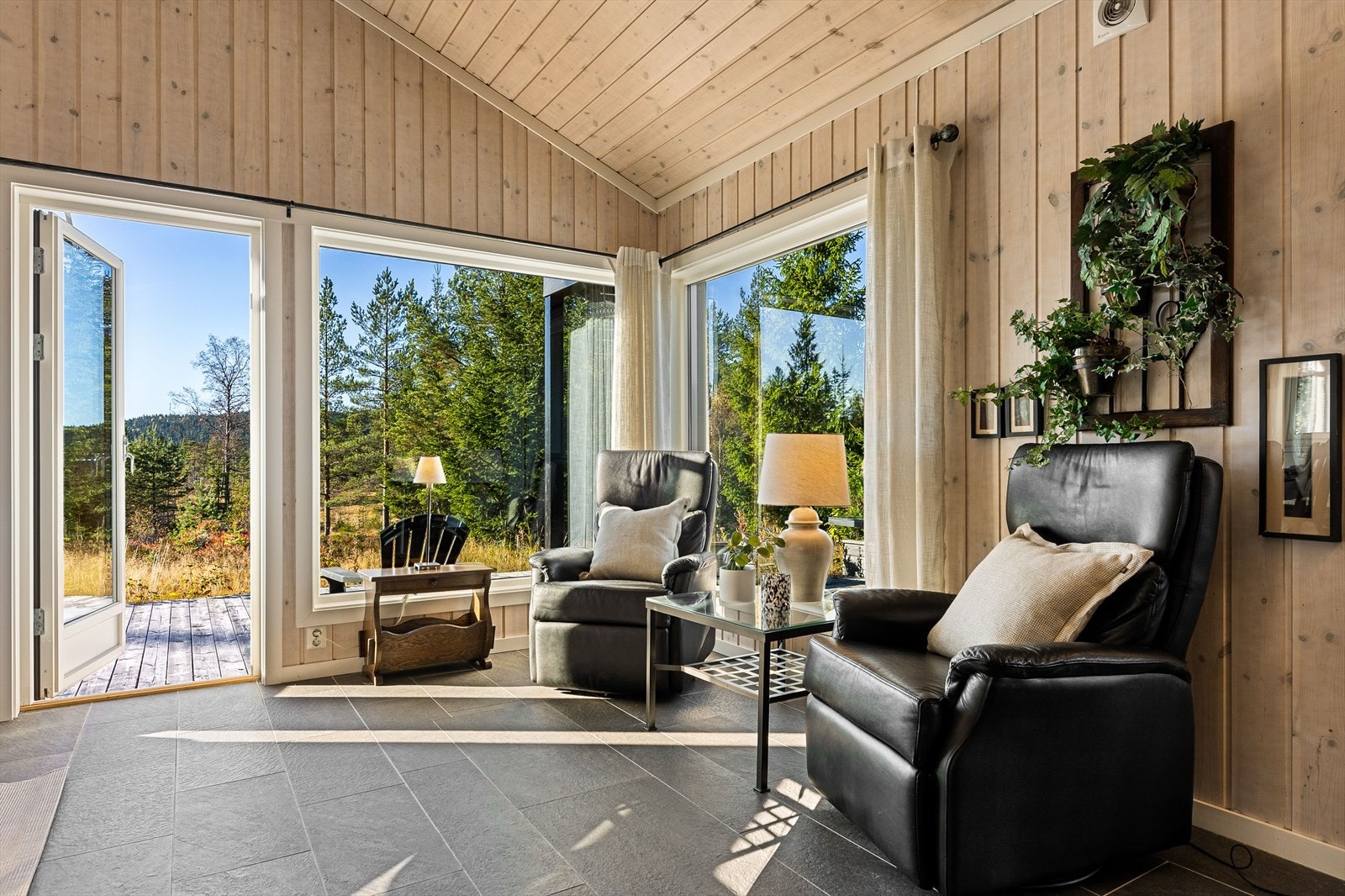 En liten sittegruppe v/kjøkkenet, perfekt som strikkekrok Galleribilde