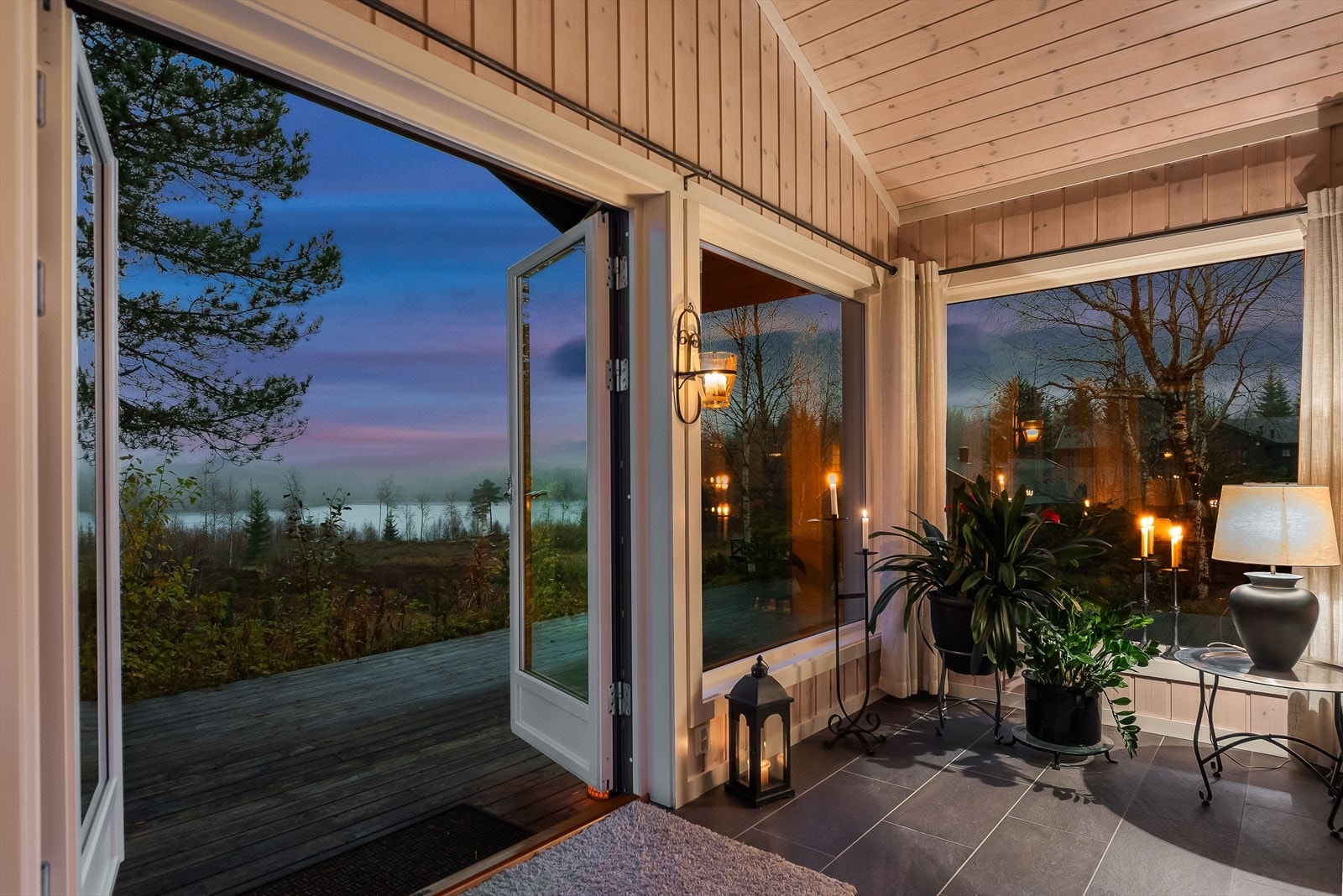 Hytta har nydelig utsikt utover Langvannet Galleribilde