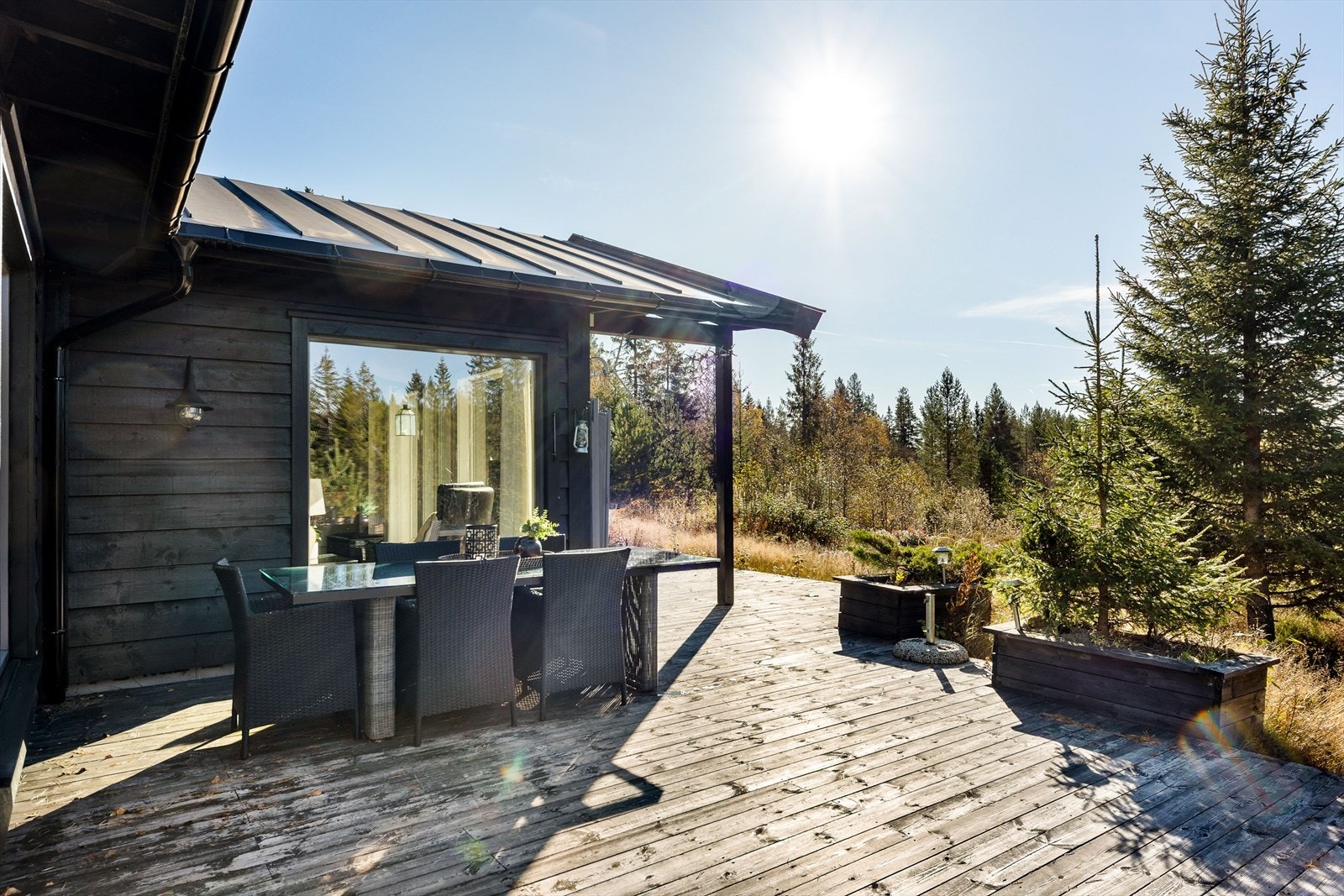 Hytta ligger usjenert til med fantastiske solforhold Galleribilde