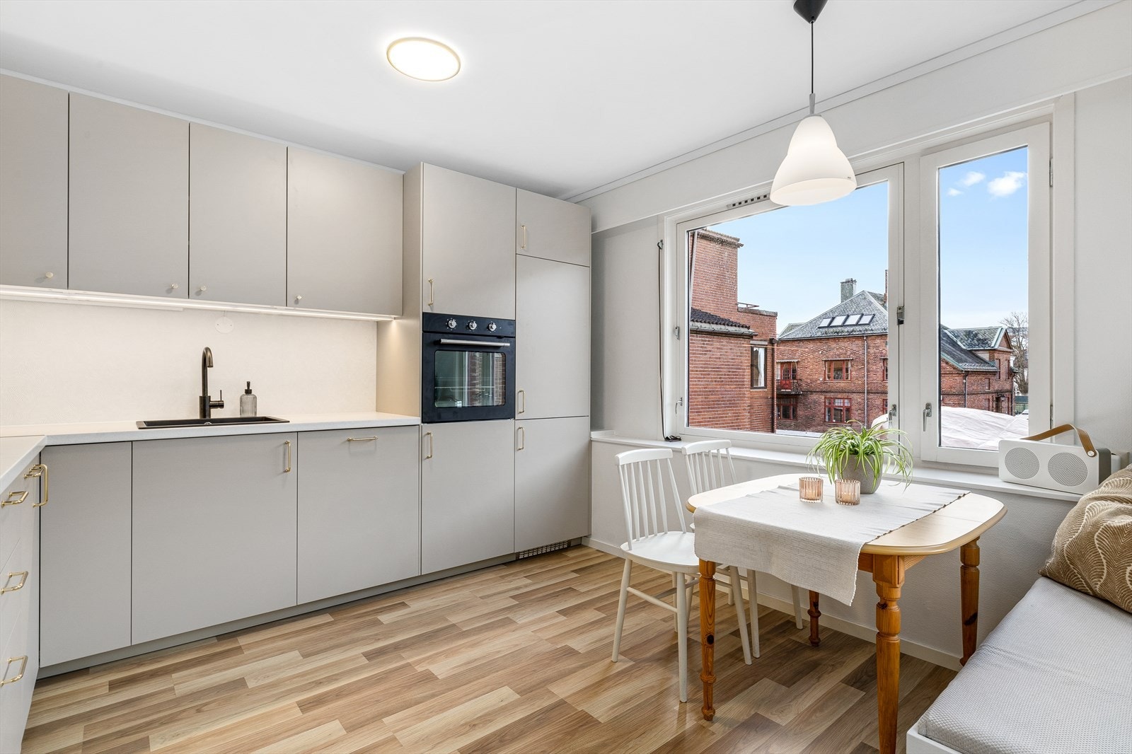 Nytt kjøkken med integrerte hvitevarer og spiseplass Galleribilde