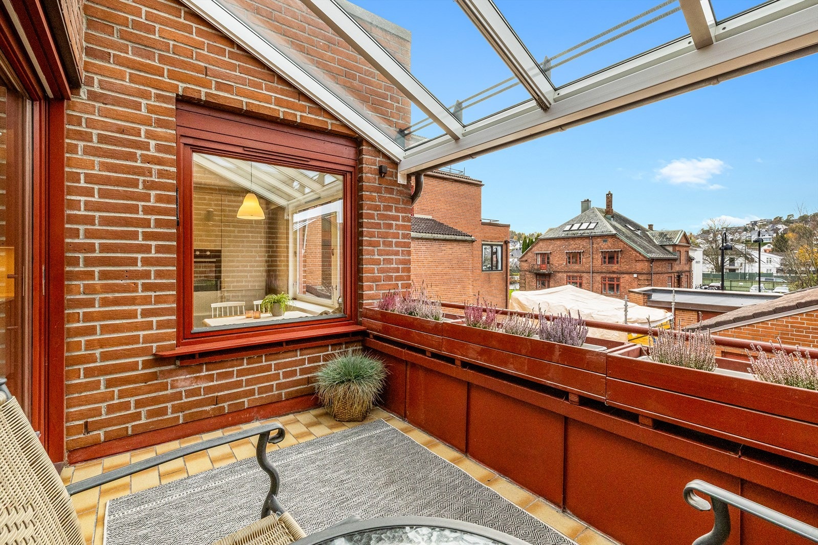 Vestvendt , overbygget balkong Galleribilde