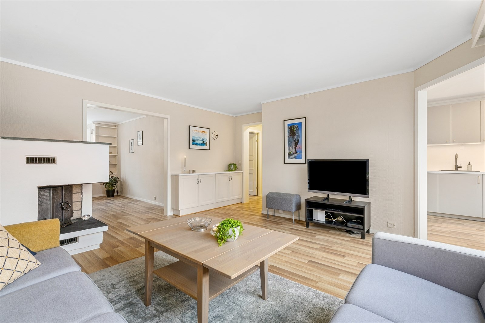 Stor lys stue med peis Galleribilde