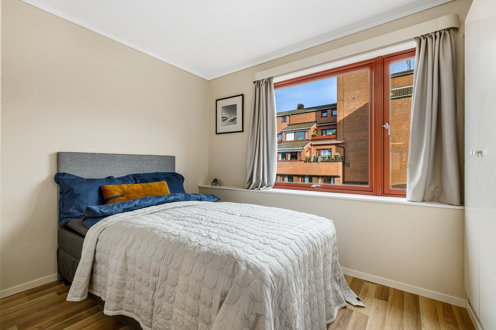 soverom med god garderobeplass Galleribilde