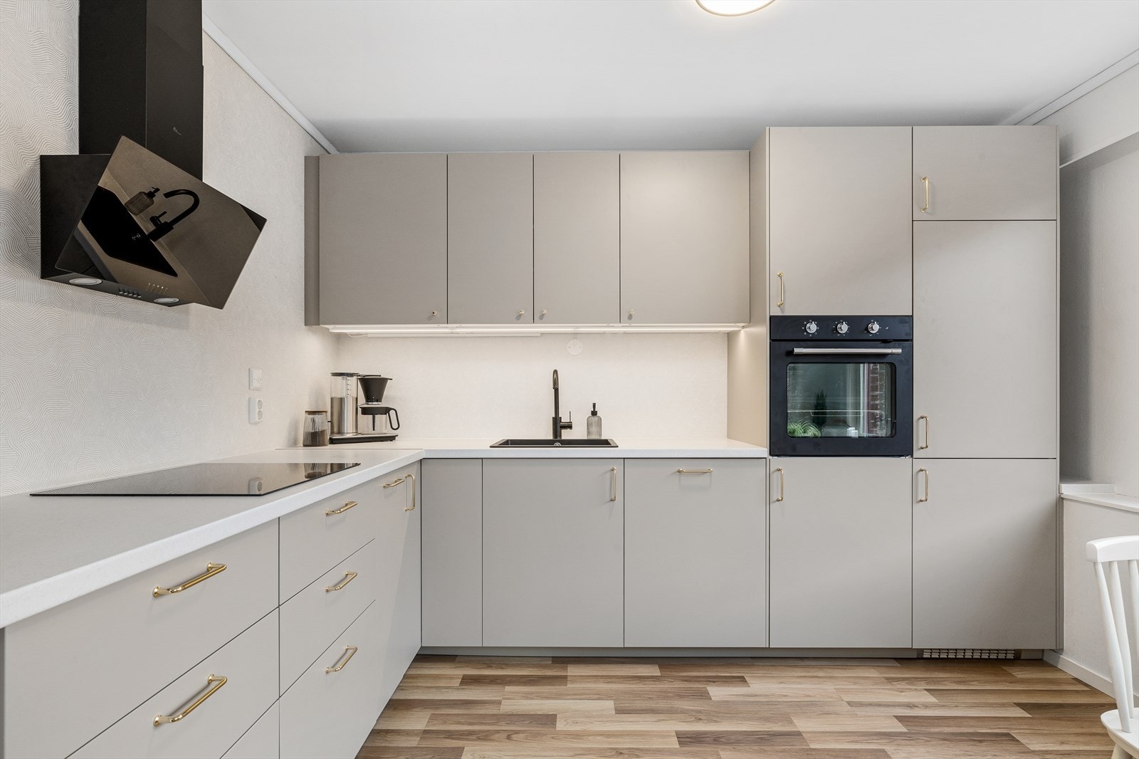 Nytt kjøkken med integrerte hvitevarer og spiseplass Galleribilde