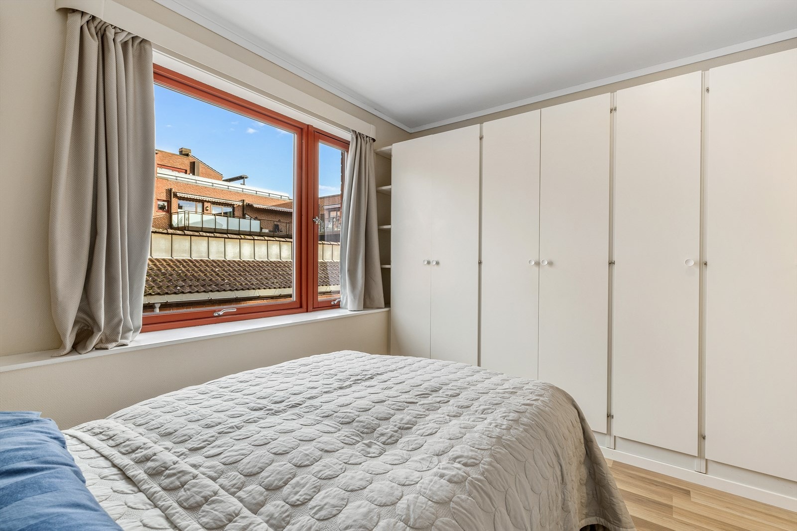 soverom med god garderobeplass Galleribilde