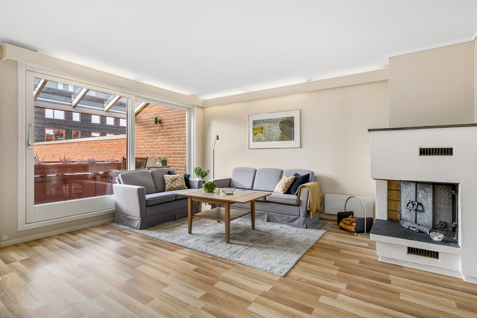 Stor lys stue med peis Galleribilde