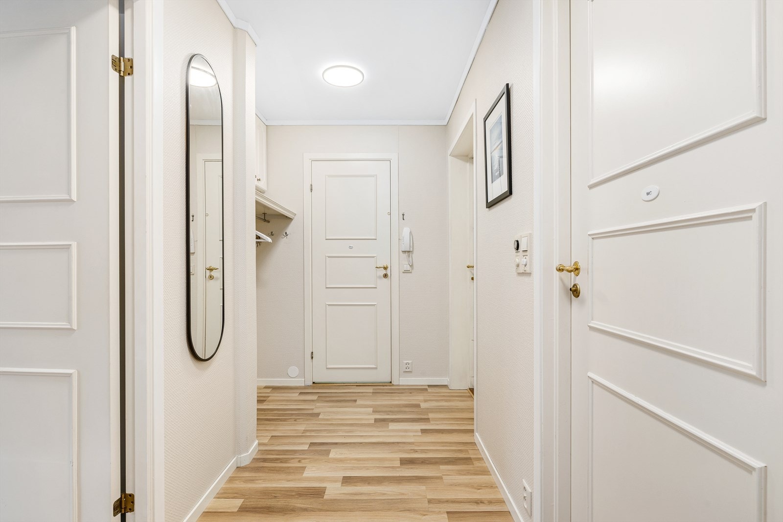 Entre med garderobeplass Galleribilde