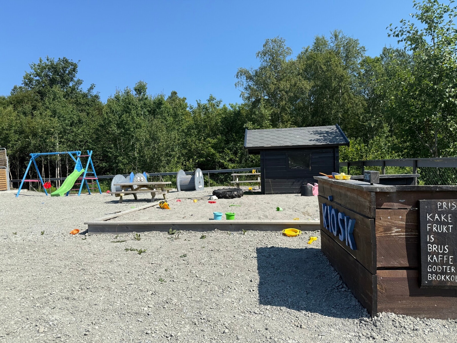 Det er ny lekeplass like ved eiendommen. Perfekt for barnefamilier. Galleribilde