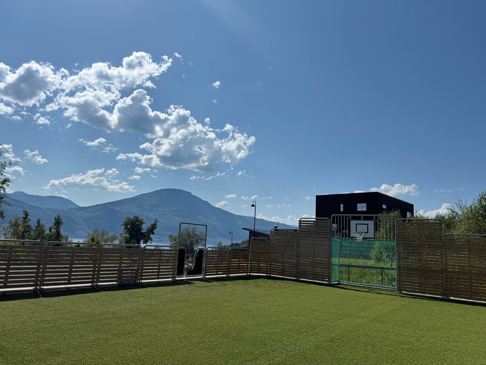 I Nordigårdsvegen like ved finner du også ballbinge. Galleribilde