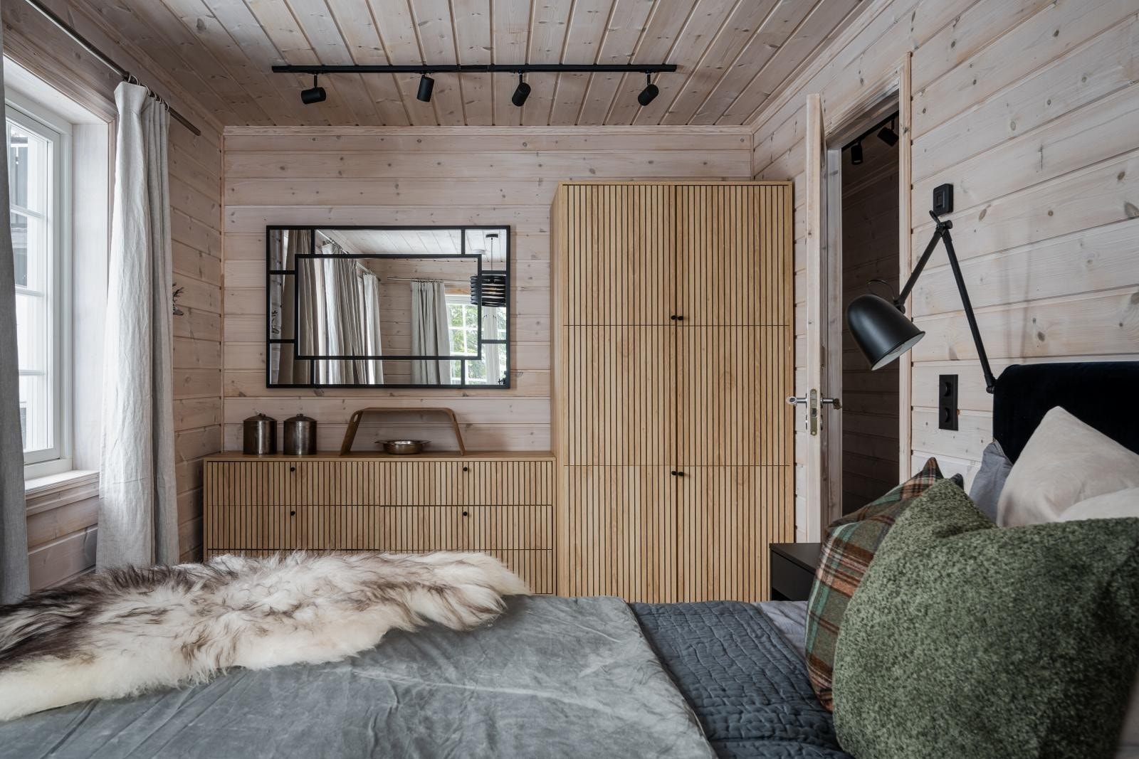 Hvert soverom er av god størrelse med rikelig med garderobeplass.