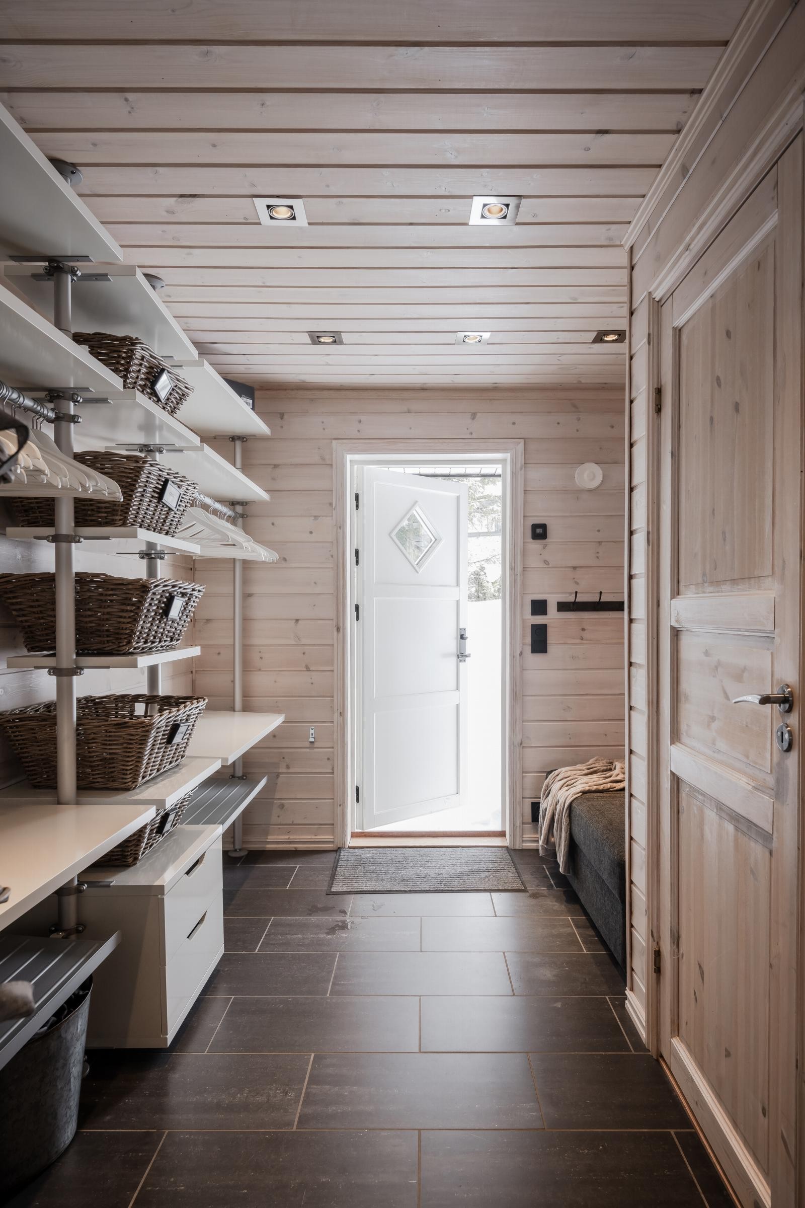 Romslig entré med fliser, elektriske varmekabler og rikelig med garderobeplass. Vannbåren varme i alle rom i 1. etasje, bortsett fra i bod og teknisk rom. I tillegg er det ved hovedinngangen adkomst til sportsbod med oppbevaring for ski og utstyr.